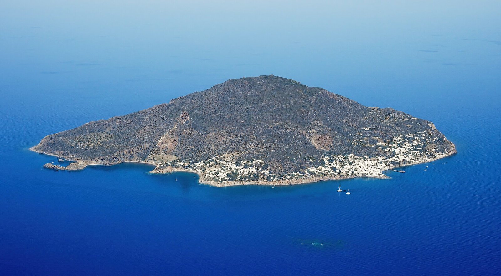 Panarea vista dall'alto con gli isolotti