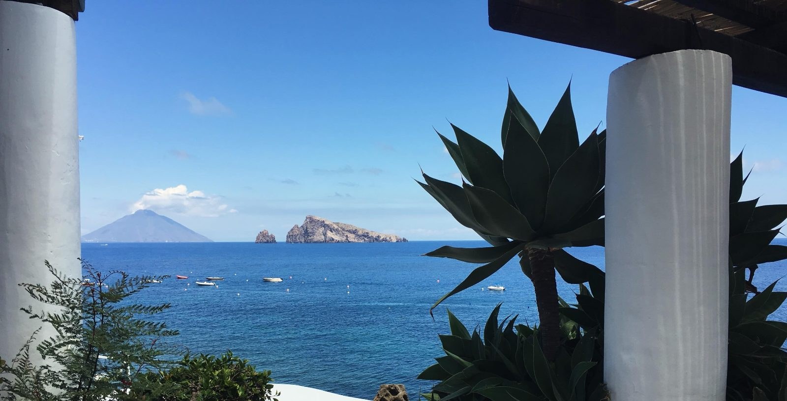 Vista dalla terrazza su Basiluzzo e Stromboli